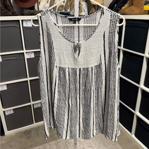 Yak & Yeti Black and White Sleeveless Top With Lace Placket